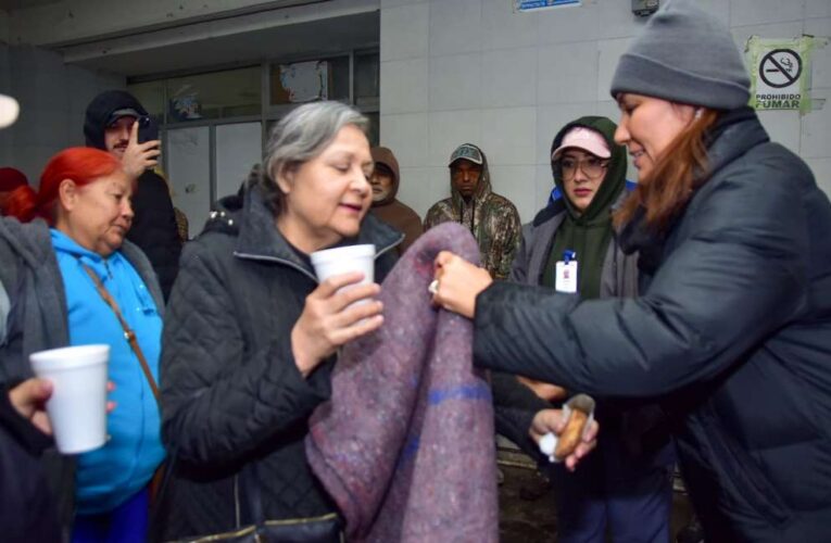 Brinda Alcalde Carlos Peña Ortiz apoyo a la comunidad en hospitales y casa por casa