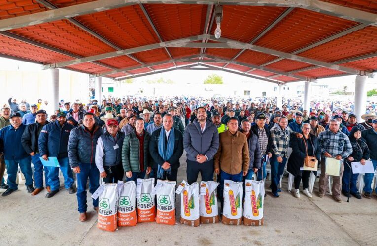 Entregaron Alcalde Carlos Peña Ortiz y Eliseo Camacho Nieto, Subsecretario de Agricultura de Tamaulipas apoyos al campo