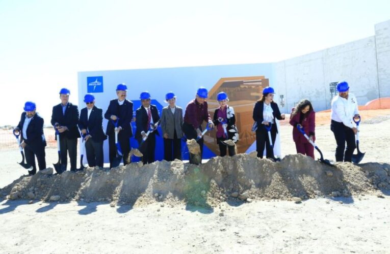 Coloca Américo primera piedra de nueva planta Medline en Nuevo Laredo
