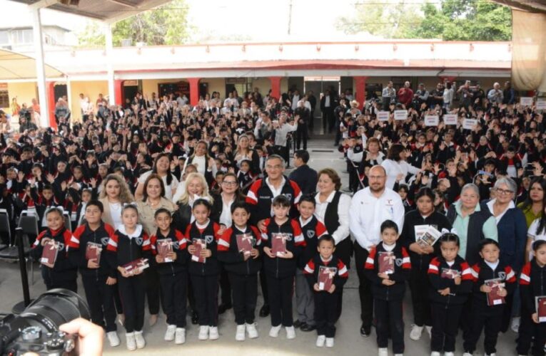 Cumple gobernador a educandos, entrega equipo tecnológico y mobiliario escolar