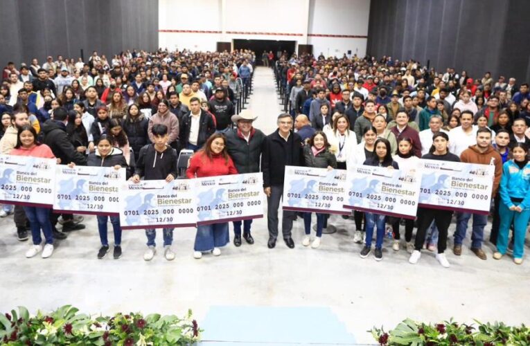 Entrega Américo tarjetas del programa «Jóvenes Construyendo el Futuro»