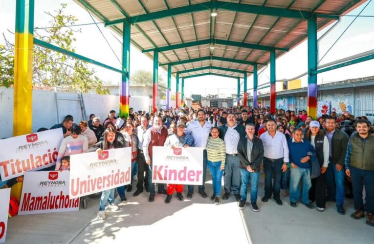Sigue Carlos Peña Ortiz entregando Becas en colonias de Reynosa