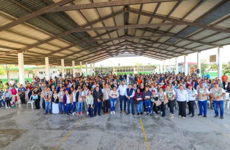 Apoya Carlos Peña Ortiz entrega de Becas Rita Cetina en secundarias de Reynosa