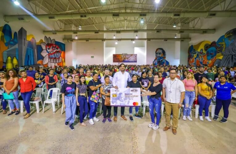 Cumplen Gobiernos de transformación con entrega de Becas Rita Cetina