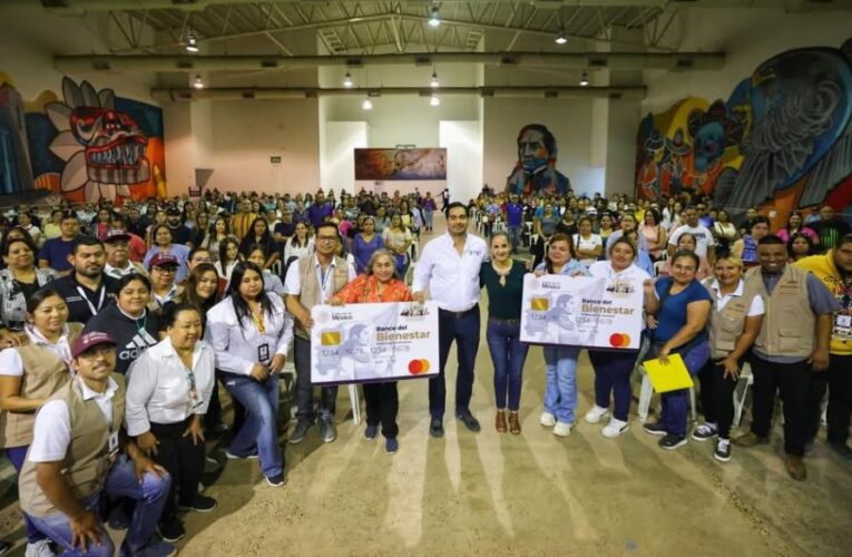 Encabezó Alcalde Carlos Peña Ortiz segunda entrega de Becas Rita Cetina este lunes