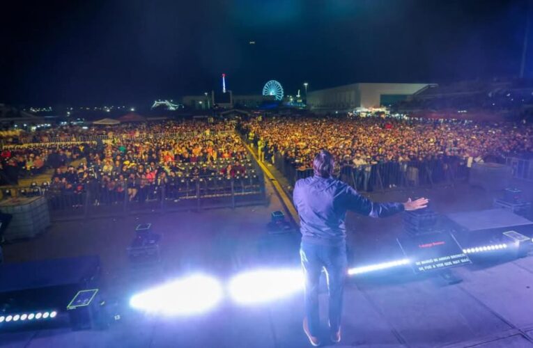 Presentó Carlos Peña Ortiz al grupo Bronco ante más de 15 Mil espectadores