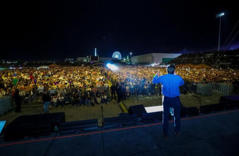 Ofreció Carlos Peña Ortiz show de Los Tigres del Norte ante más de 50 Mil asistentes