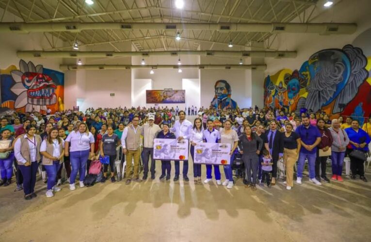 Impulsa Carlos Peña Ortiz apoyos a la educación con entrega de Becas Rita Cetina