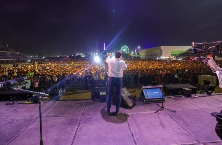 Presentó Carlos Peña Ortiz al Grupo Duelo ante más de 25 Mil espectadores