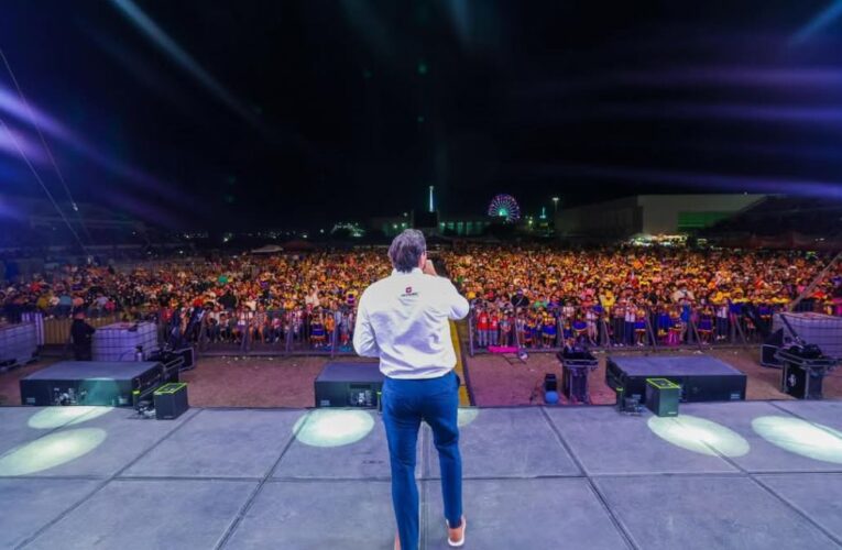 Espectacular actuación de Bely y Beto presentados por Carlos Peña Ortiz ante más de 13 Mil asistentes