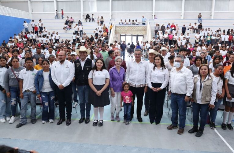Atestigua Américo entrega de becas y destaca apoyo de la presidenta Claudia