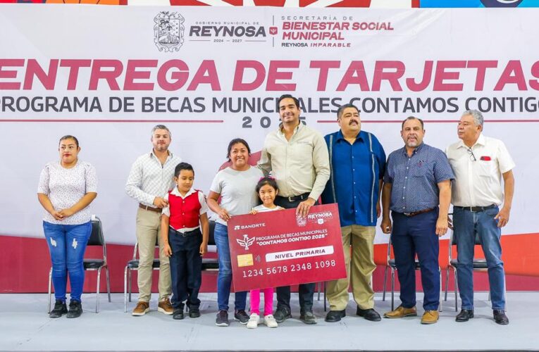 Felicitó Carlos Peña Ortiz a padres de familia que tramitaron Becas Municipales