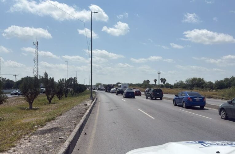 Cierre de puente elevado en carretera Reynosa-Río Bravo frente al Cuartel Militar