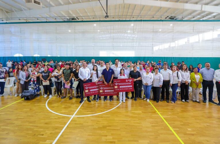 Destacó Carlos Peña Ortiz apoyo de las familias a niños y jóvenes al entregar Becas Deportivas