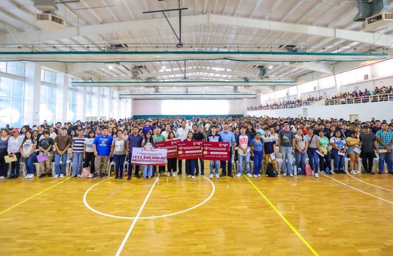 Entregó Alcalde de Reynosa Tarjetas de Becas para Universitarios
