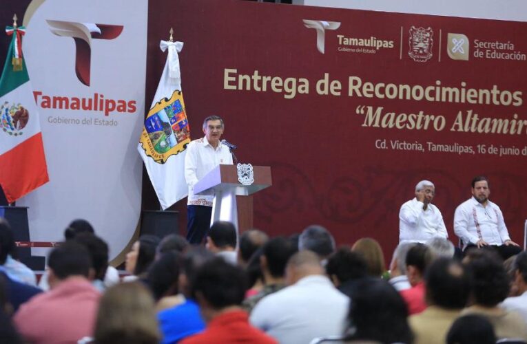 Refrenda Américo alianza con maestros; entrega 284 condecoraciones