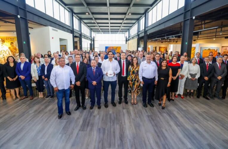 Asistió Alcalde Carlos Peña Ortiz como invitado especial a toma de protesta de CMIC