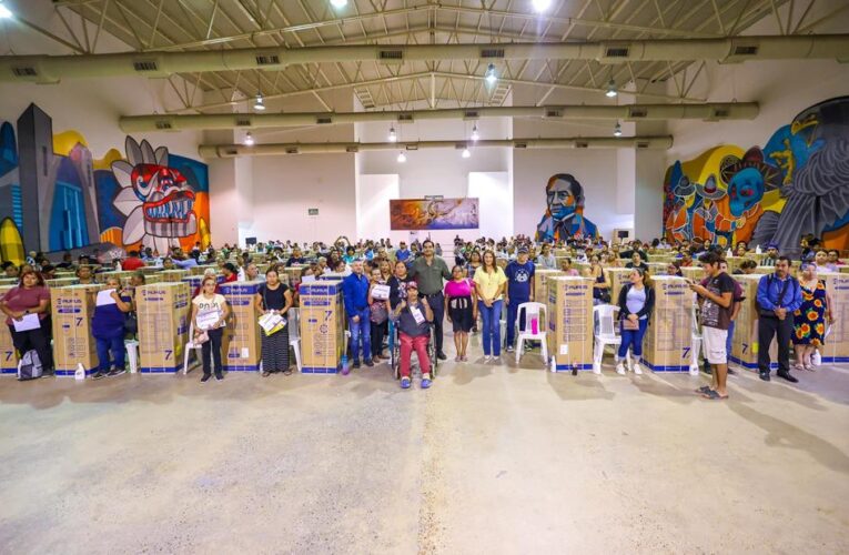 Entregó Carlos Peña Ortiz más Refrigeradores a Familias Damnificadas