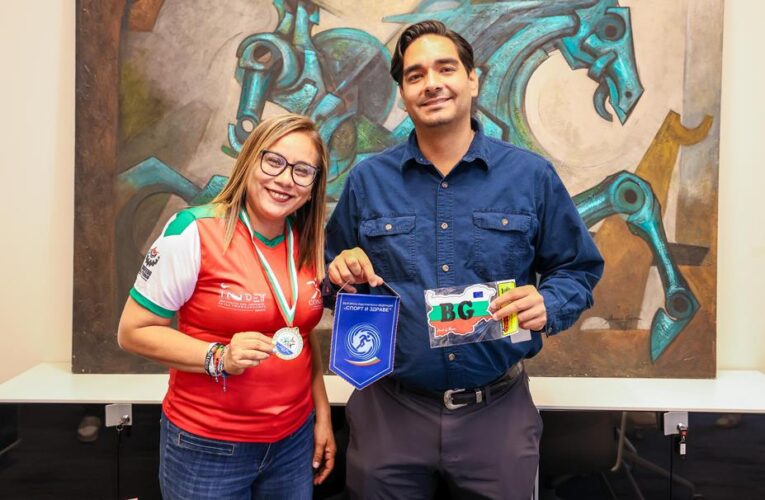 Recibió Carlos Peña Ortiz a entrenadora del equipo ganador internacional de Voleibol