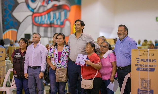 Entregó Carlos Peña Ortiz refrigeradores gratuitos a familias reynosenses