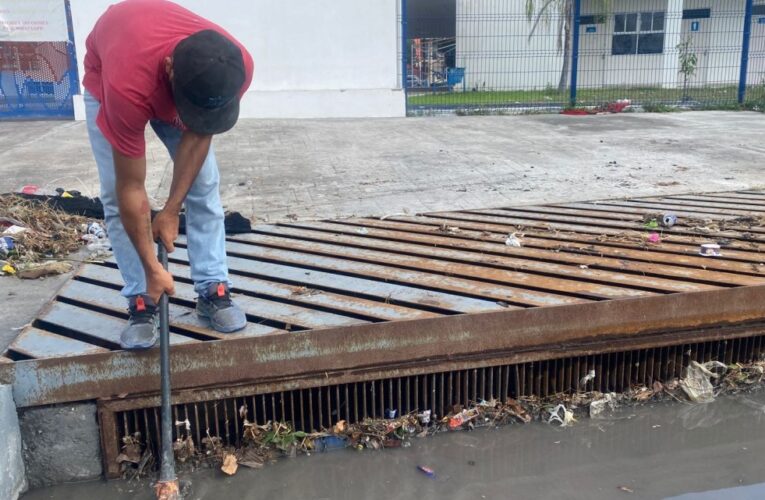 Trabaja COMAPA en limpieza de drenes y pluviales en diferentes sectores