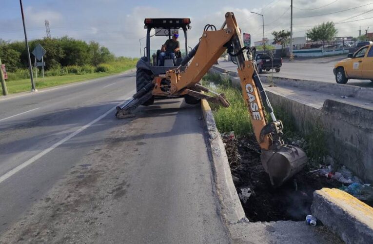Desazolvan cuadrillas municipales dren del bulevar Oriente en Reynosa