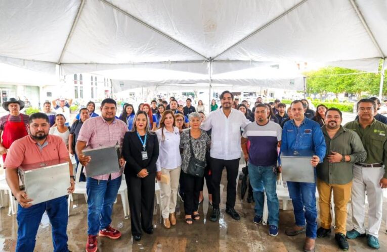 Entregó Carlos Peña Ortiz trampas de grasa para reducir daños al drenaje sanitario