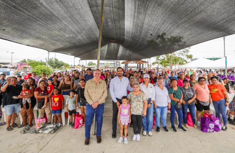 Llevó Alcalde Carlos Peña Ortiz apoyos al fraccionamiento Hacienda las Bugambilias