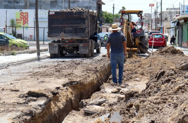 Trabaja COMAPA en la rehabilitación de drenaje sanitario en la Zona Centro