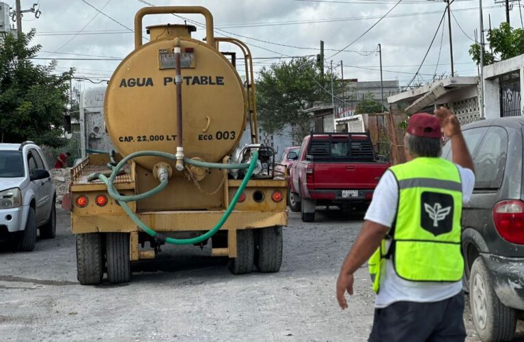 Distribuyen Municipio y COMAPA agua potable en Voluntad y Trabajo, Villa Florida y otras colonias