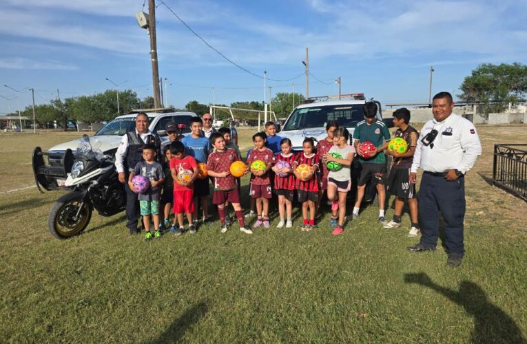 Donaron Policías Viales material deportivo a niños y niñas