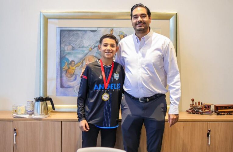 Recibió Carlos Peña Ortiz a Hugo O. Ruiz talento reynosense en el futbol mundial