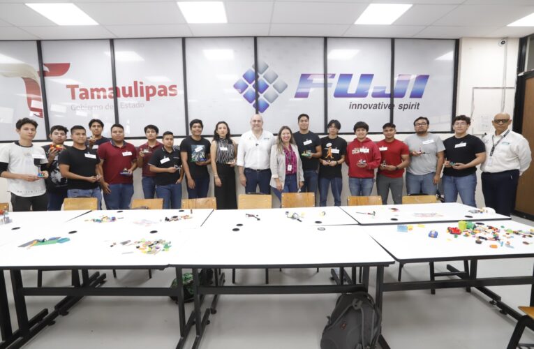 Premia Empresa Kimball a estudiantes de la UTTN