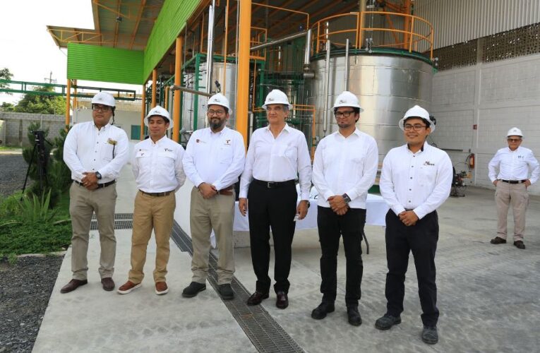 Recorre gobernador Américo Villarreal planta que transforma plásticos en combustibles en Altamira