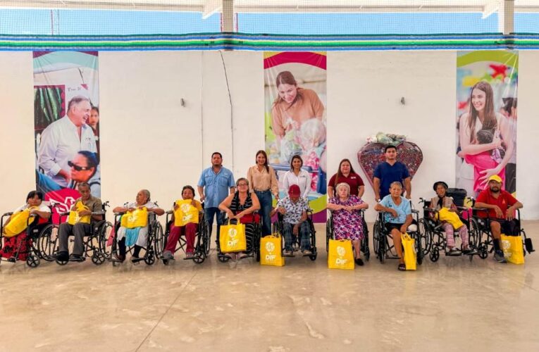 Entrega DIF-Reynosa 10 sillas de ruedas con apoyo de CEDIS OXXO