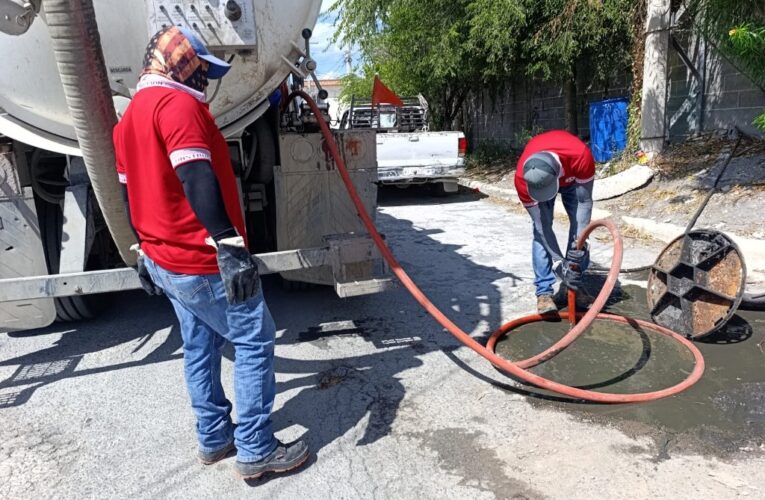 Sondeó COMAPA drenaje sanitario en fraccionamiento Hacienda Las Bugambilias