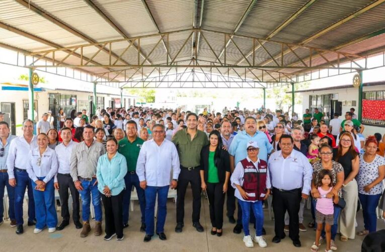 Inauguraron Alcalde Carlos Peña Ortiz, Alumnos, Maestros y padres de familia un aula educativa