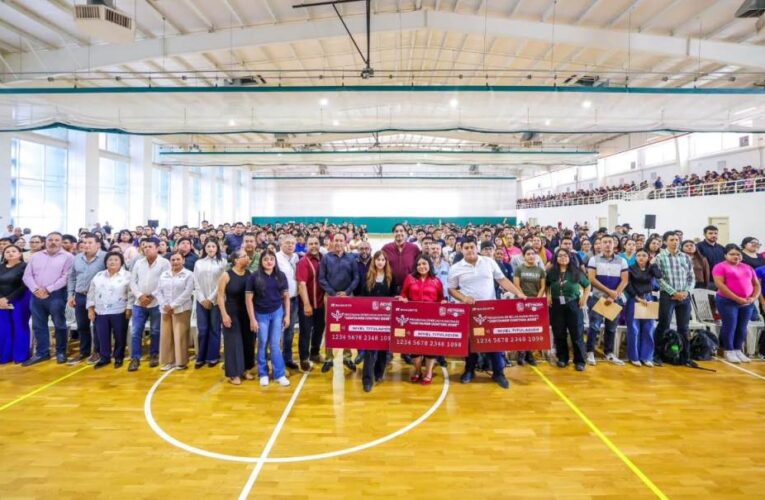 Entregó el Presidente Municipal Carlos Peña Ortiz, Becas de Titulación 2025