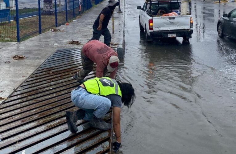 Trabaja COMAPA en mantenimiento de pluviales para prevenir encharcamientos