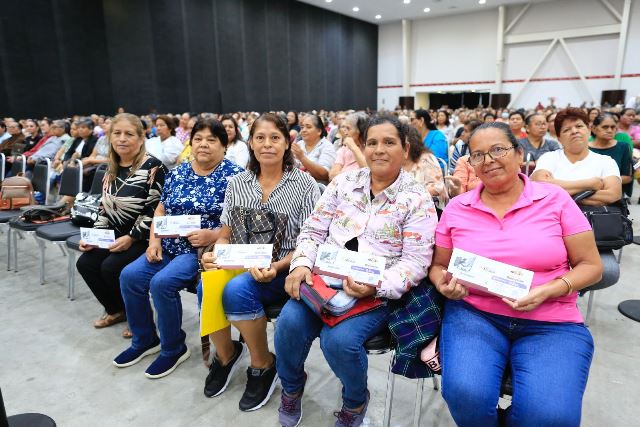 Entrega Américo tarjetas de Pensión Mujeres Bienestar; llegará a 93 mil tamaulipecas