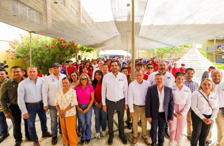 Dialogan universitarios con Carlos Peña Ortiz en la Audiencia Pública Juvenil