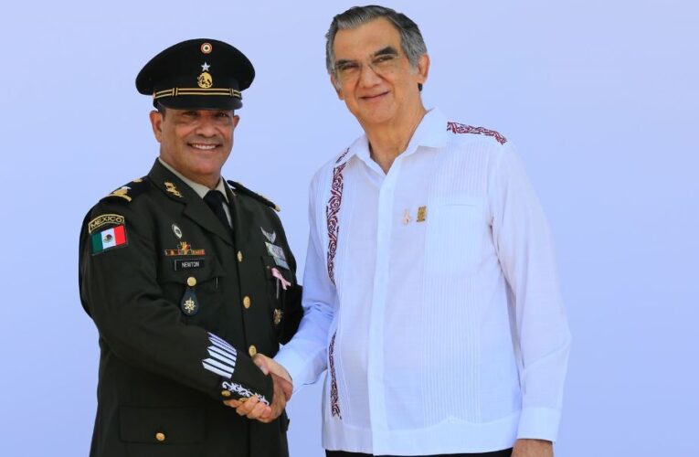 Asiste gobernador Américo Villarreal a toma de protesta del comandante interino de la 48 Zona Militar