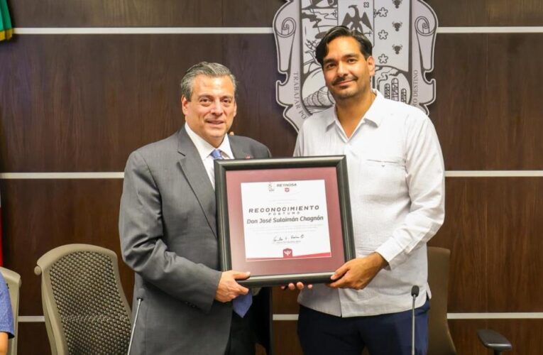 Entregó Carlos Peña Ortiz reconocimiento póstumo a José Sulaimán Chagnón en manos de Mauricio Sulaimán