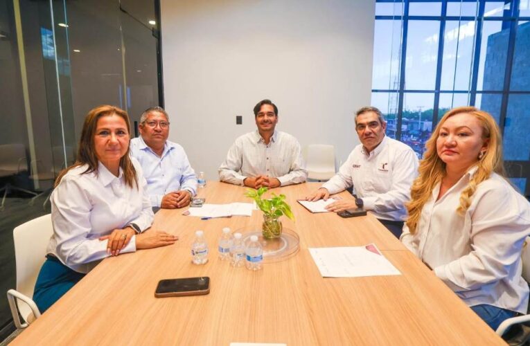 Brinda Carlos Peña Ortiz apoyo a la educación media superior