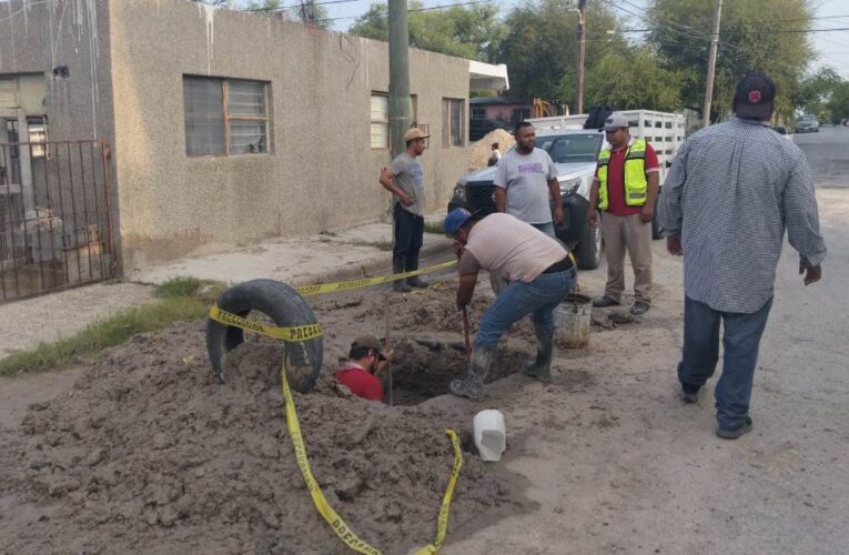 Trabaja COMAPA en la reparación de fuga de agua potable en la Zona Centro