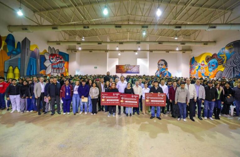 Entregó Alcalde Carlos Peña Ortiz Becas Municipales a universitarios de Reynosa