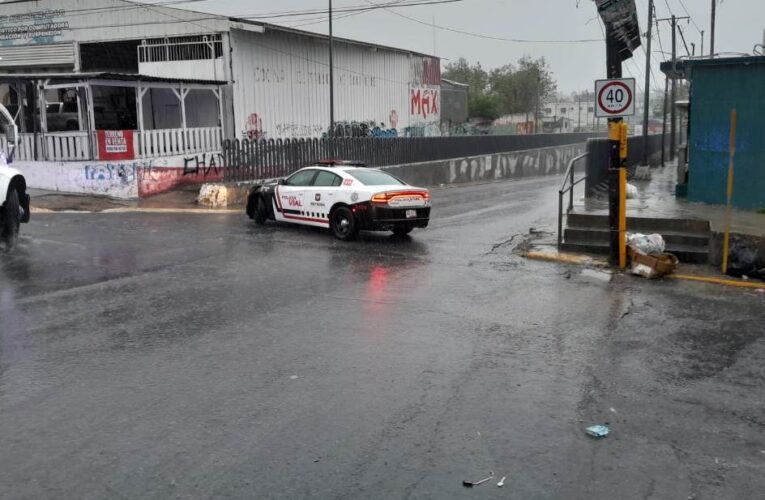 Cierra Policía Vial calles con acumulación de agua en Reynosa