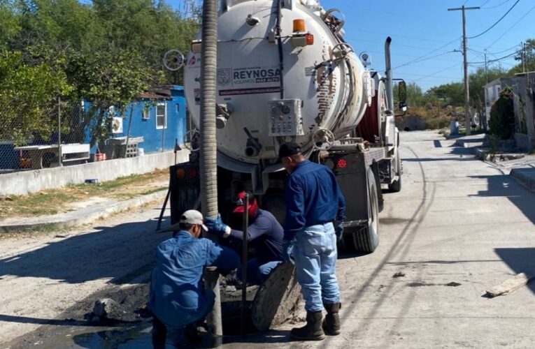 Sondeó COMAPA redes sanitarias en la colonia Presa la Laguna