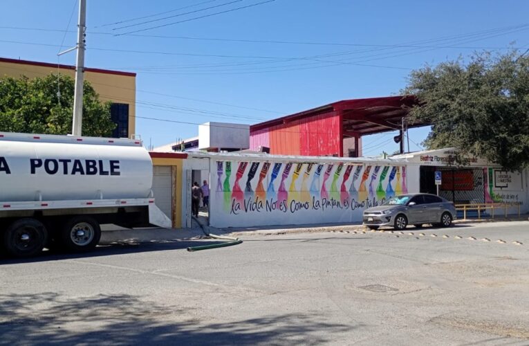 Distribuye COMAPA agua mediante pipas a planteles educativos de Reynosa