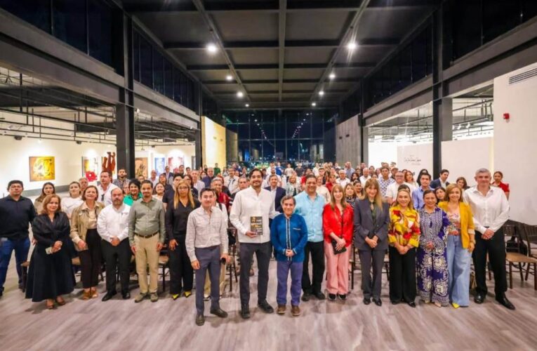 Presentó Alcalde Carlos Peña Ortiz «El Padre de la Democracia» con su autor Felipe Ávila Espinosa